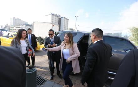 El lunes pasado, Vicuña llegó a la Fiscalía en un vehículo de la Vicepresidencia y con miembros de seguridad pública.