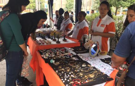 Estudiantes y maestros de la universidad compran los productos de las emprendedoras.