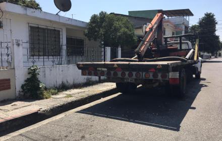 En el sector también se encuentra un camión, de placas PBV-442, permanente estacionado. (Vanessa López / Expreso)