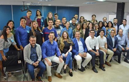 Jóvenes que participan en la Fundación Destino Libertad, junto a sus instructores y la directora de la entidad, Cristina Reyes.