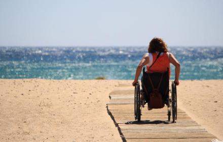 Referencial. En algunos lugares se han puesto tablones que permiten la movilización de la silla en las playas.