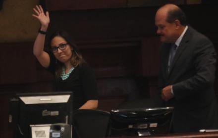 Ministra. Verónica Espinosa llegó a la Asamblea con una barra que recordó los buenos tiempos del correísmo.