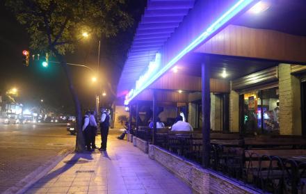 Soledad. En los días entre semana, los bares acogen pocos clientes. Los fines de semana (viernes y sábado), en esos centros la demanda de usuarios sube.
