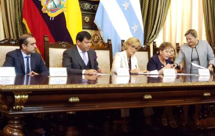 César Litardo, presidente de la Asamblea Nacional, María Paulina Aguirre, presidenta de la Corte Nacional de Justicia y Cynthia Viteri, alcaldesa de la ciudad, firmaron el acuerdo este jueves.