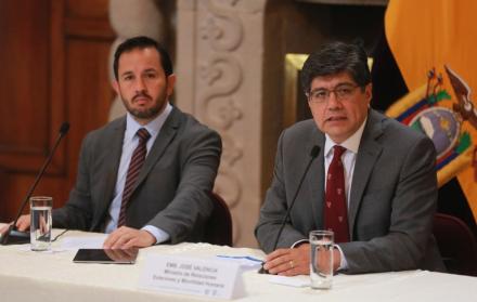 Iván Granda, secretario de Anticorrupción, junto a José Valencia, canciller.
