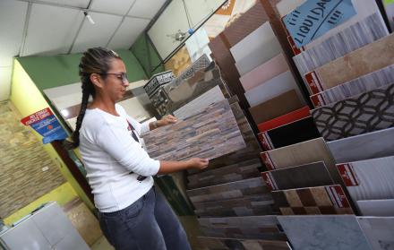 Comercio. Mariana Urbina, administradora del local Braga, muestra las opciones de cerámica para pisos.
