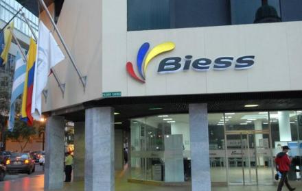 La feria de Biess para dar hipotecarios se desarrolla en el Palacio de Cristal, de Guayaquil.