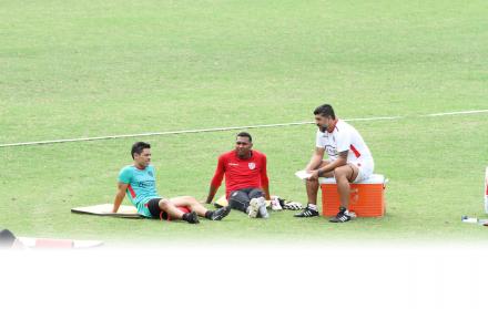 Diálogo. Leonardo Ramos (d), entrenador uruguayo de Barcelona, conversa luego del entrenamiento del Ídolo con el volante Matías Oyola (i) y el meta Máximo Banguera, dos de los referentes del conjunto amarillo.