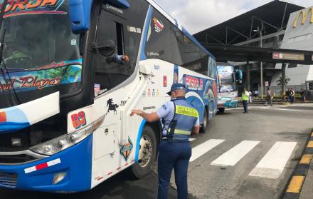 La mañana de este jueves, agentes de tránsito revisaron buses en la terminal guayaquileña.