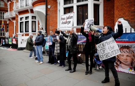 Partidarios de Julian Assange se concentraron frente a la embajada de Ecuador en Londres, donde el fundador de Wikileaks está refugiado desde 2012.
