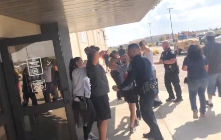 Personas son evacuadas del cine Cinergy Odessa luego de un tiroteo.