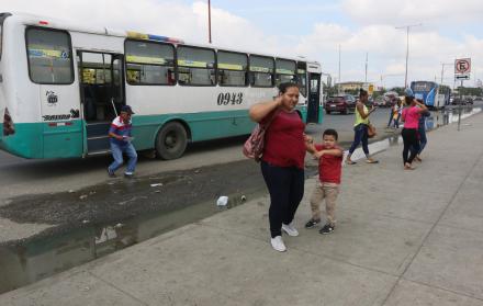 Transporte. Los pasajeros dauleños saltan de los buses aún en movimiento para evitar las multas a los choferes de buses.