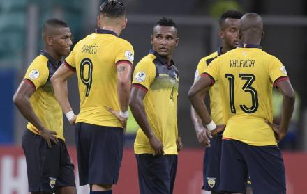 Jugadores de Ecuador después de la derrota ante Chile en Copa América.