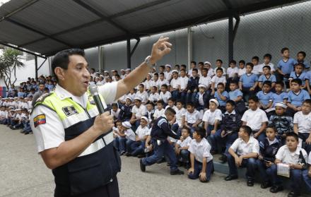 Miembros de la Comisión de Tránsito del Ecuador presentaron su propuesta lúdica sobre educación y seguridad vial a estudiantes de la Academia Naval Almirante Illingworth.