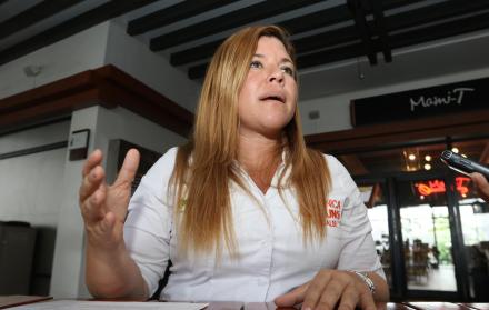 Llaguno tiene 42 años. Es guayaquileña, pero vive en Samborondón desde hace 34 años. Exdirectora ambiental de la Prefectura del Guayas y ex directora provincial del Consejo de la Judicatura.