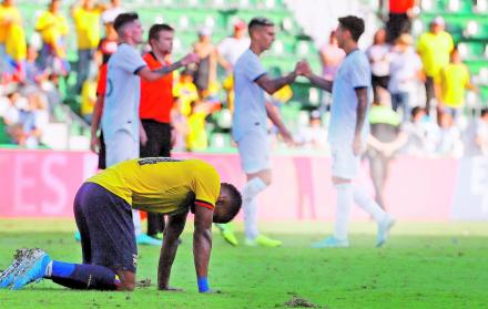 Abatido. Darío Aimar, de Ecuador, se lamenta luego del pitazo final del partido. Los argentinos concretaron una presentación superior a la selección tricolor.