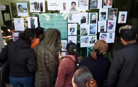 Familiares de personas desaparecidas tras el incendio provocado por un oleoducto con fugas en Tlahuelilpan, estado de Hidalgo, México, buscan a sus seres queridos en una lista de personas desaparecidas.