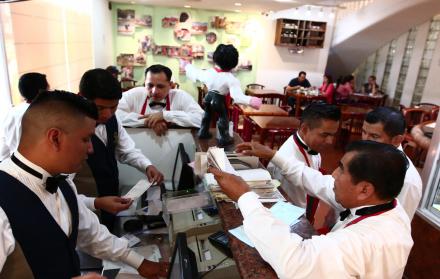 Los hoteles de Guayaquil hoy ofrecen cenas y siempre laboran 24 horas, pero este día alimentan incluso el corazón.