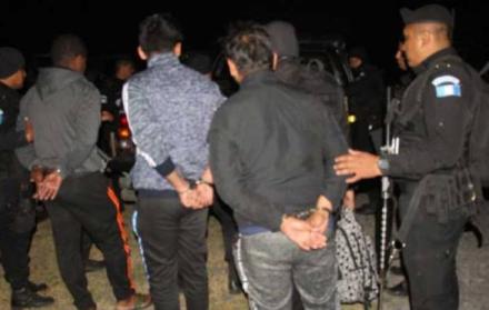 Los hombres también enfrentan una multa de 6.500 dólares por el delito de comercio, tráfico y almacenamiento ilícito de drogas.