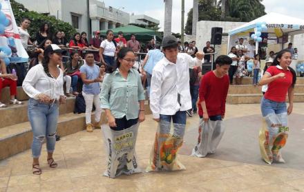 Los estudiantes participan en los juegos tradicionales.