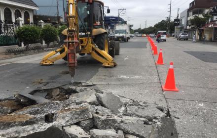 La maquinaria ocupa un carril de la avenida.
