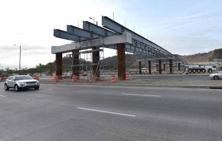 La Dirección de Obras Públicas informó que el nuevo puente tiene una extensión de 560 metros sobre el río Daule.