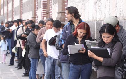 Un grupo de jóvenes hicieron fila días atrás en la calle Víctor Emilio Estrada, para entregar su hoja de vida y conseguir trabajo. La fila fue de dos cuadras. 