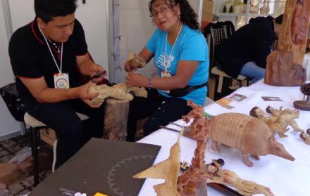 Arte. El tallado de las figuras se realizan en madera, hace 35 años.