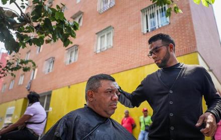 Las barberías se mudan a las aceras, en Venezuela