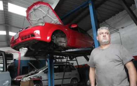 Taller. Gustavo Fiallos, dueño de la mecánica Tecnicentro Fiallos, explica cómo le afecta la subida de gasolina.