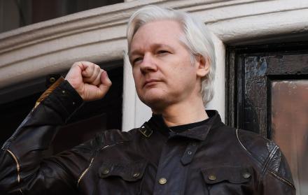 Imagen referencial. Julian Assange levanta su puño antes de dirigirse a los medios en el balcón de la Embajada de Ecuador en Londres.