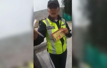 Tras comunicar la sanción a un ciudadano, la agente de tránsito tiró el teléfono del hombre al piso.