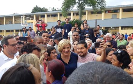 Cynthia Viteri, candidata a la Alcaldía de Guayaquil, llegó a votar con el actual alcalde Jaime Nebot.