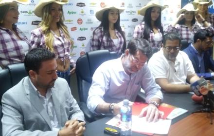 El presidente de la Asociación  de Ganaderos del Litoral y Galápagos, Francesco Tabacchi, firma una alianza estratégica con una empresa de teconología.