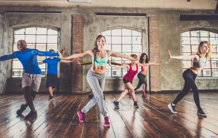 Cerca de 300 a 550 calorías por hora se podría perder en una sesión de ‘arm dancing’.
