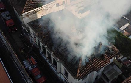 El fuego consumió casi toda una vivienda de construcción mixta.