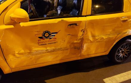 Tras el incidente, el conductor del taxi resultó con un dedo lastimado. 