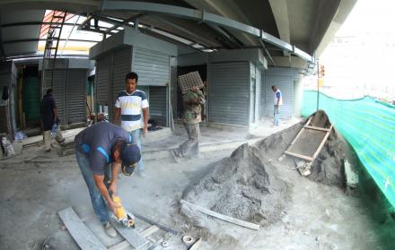 Ejemplo. La parte baja del puente de la calle Chile está en remodelación. El sitio es ocupado por 40 comerciantes minoristas. Los trabajos, que incluye el soterramiento de cables, finalizarán esta semana.