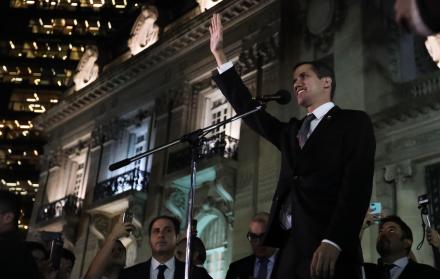 El jefe del Parlamento de Venezuela, Juan Guaidó (c), saluda a venezolanos residentes en Argentina.