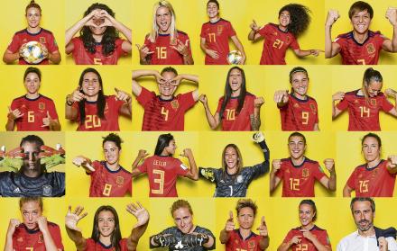 La plantilla de la selección española, junto a su entrenador, Jorge Vilda.