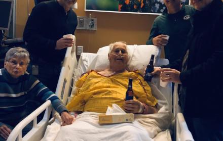 El abuelo de Adam Schemm lo tenía claro: tomarse una cerveza con sus hijos. Y lo logró.