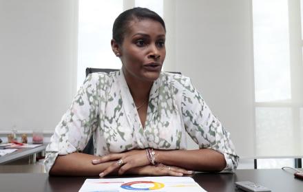 Diana Salazar nació en Ibarra, Imbabura, en 1981. Es casada y tiene una hija. Es doctora en Jurisprudencia por la Universidad Central.