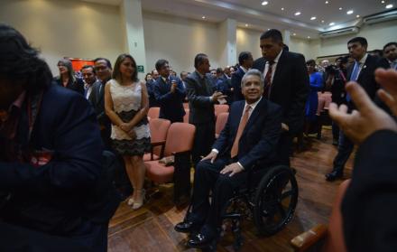 Medida. El presidente abandonó la sesión solemne antes de que acabara.