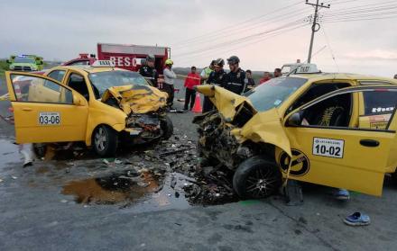 Capaes. Los conductores de ambos taxis fallecieron tras el impacto, al igual que otros tres pasajeros.