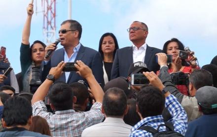 Según la Fiscalía, Martínez y Terán habrían creado un esquema para justificar el dinero procedente de multinacionales que querían financiar la campaña de Correa y Glas.