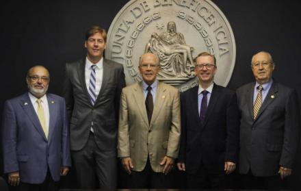 Visita del embajador estadounidense Michael J. Fitzpatrick con el director de la Junta de Beneficiencia de Guayaquil, Ernesto Noboa.