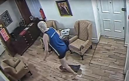 Assange, en una patineta, durante su asilo en la embajada.