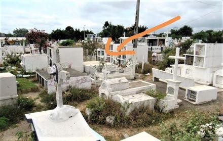 Varios ciudadanos que acudieron al cementerio de Huaquillas vieron los daños en una de las tumbas.