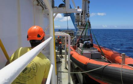 Marineros y activistas: la vida a bordo del mayor barco de Greenpeace