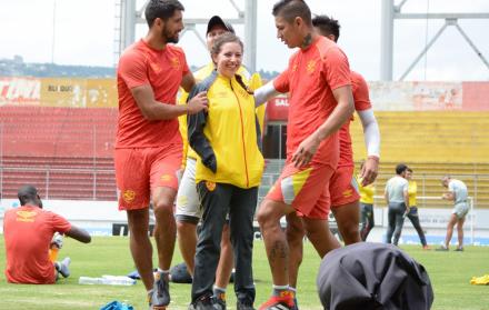 Camaradería. Llerena, nutricionista del equipo oriental, lleva una buena relación con los jugadores. Trabaja con ellos, se hacen bromas, pero siempre con respeto. Son un equipo.
